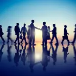 Menschen, gehen. zwei Personen gehen sich die Hand.