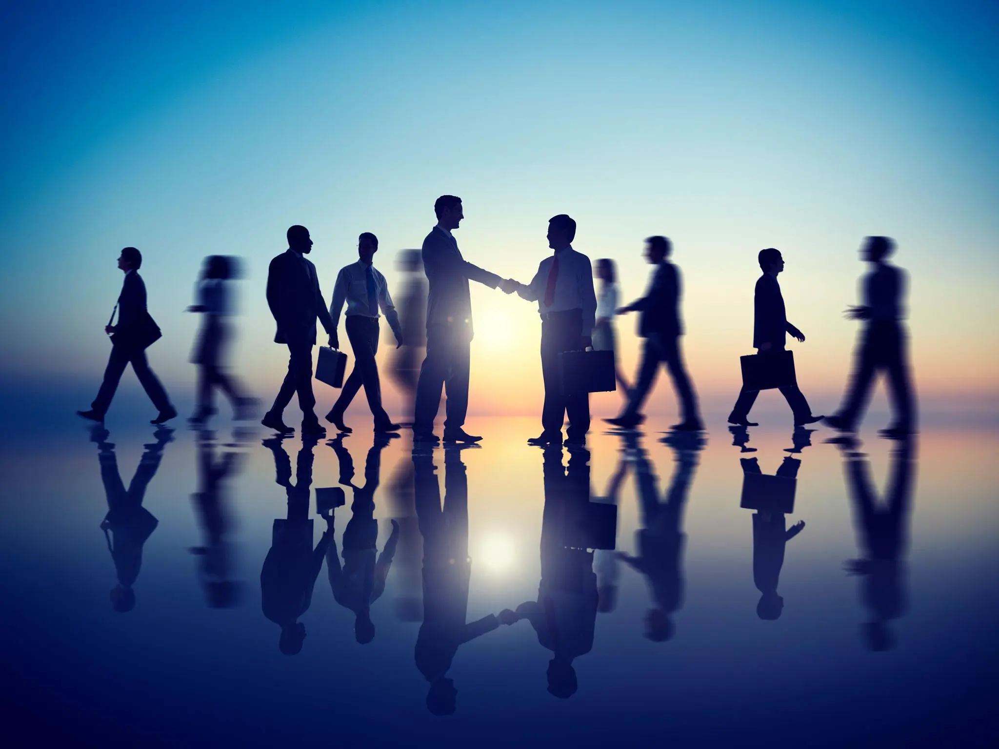 Menschen, gehen. zwei Personen gehen sich die Hand.