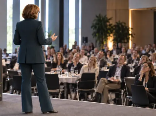 Zwzei Frauen in einer Seminarpause